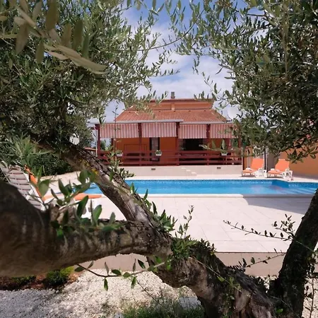 بيت للعطل Mit Pool By Interhome Šišan