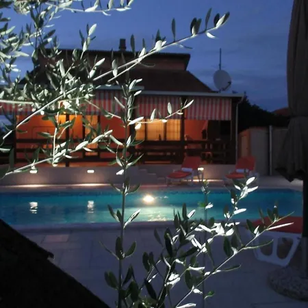 Mit Pool By Interhome بيت للعطل