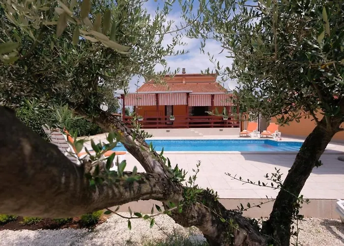 بيت للعطل Mit Pool By Interhome Šišan